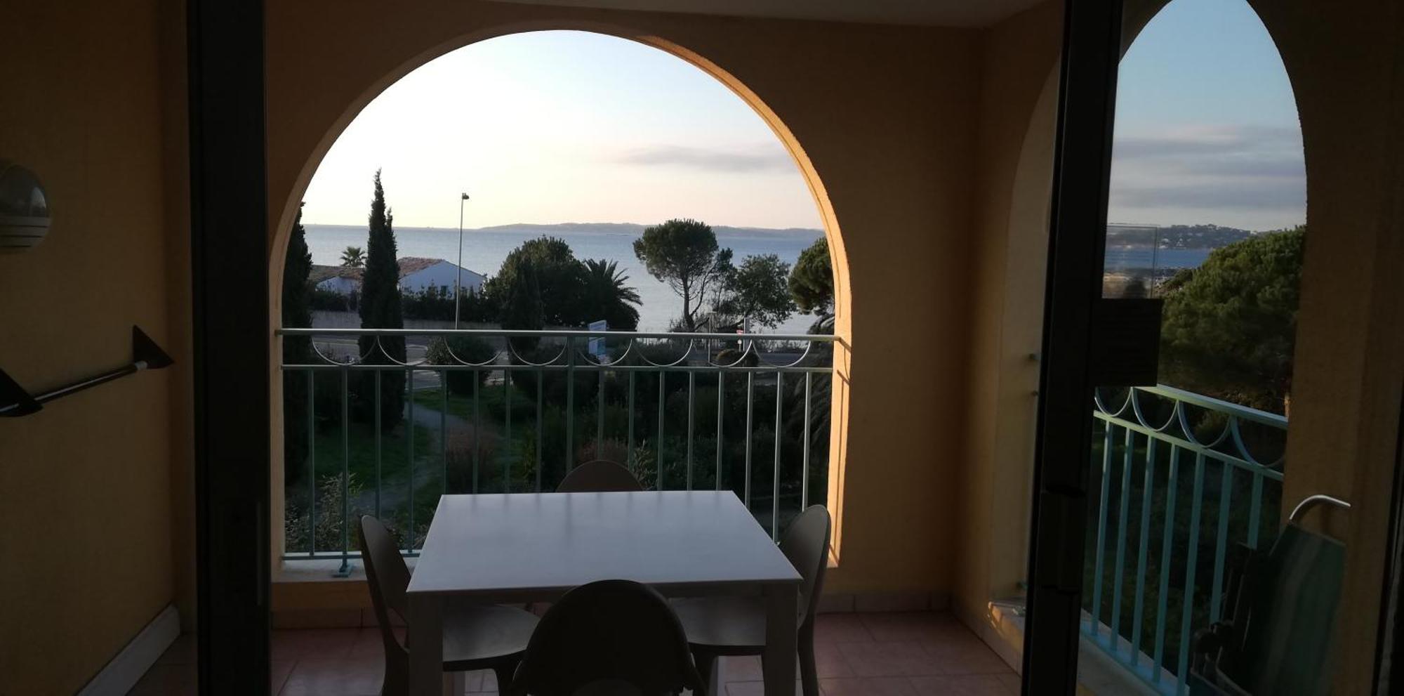 Les Calanques Apartment เลอิสซ็องเบรอ ภายนอก รูปภาพ