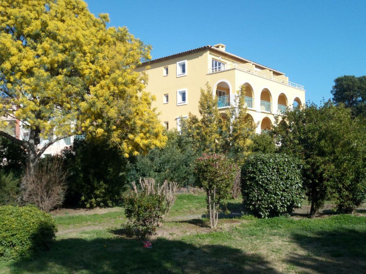Les Calanques Apartment เลอิสซ็องเบรอ ภายนอก รูปภาพ